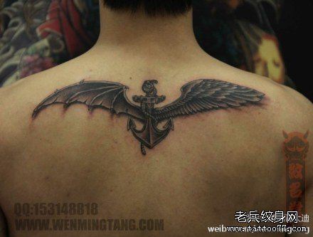 男生后背经典的天使与恶魔翅膀纹身图案