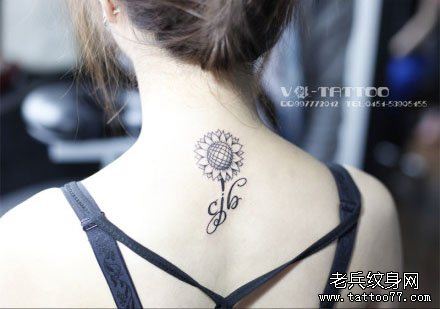 男生后脖子小巧唯美的向日葵花纹身图案