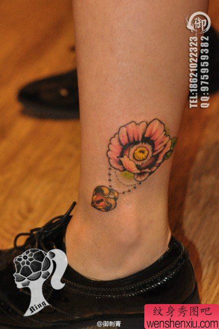 女生腿部小巧流行的花卉纹身图案