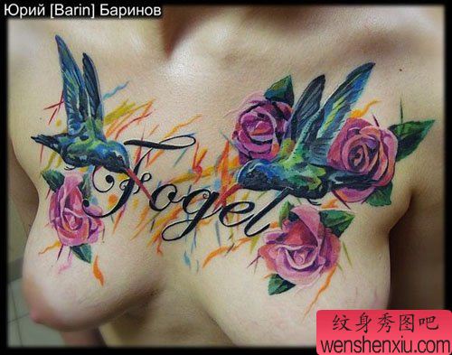 美女胸前漂亮流行的蜂鸟玫瑰纹身图案