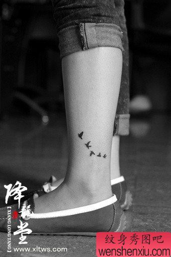 腿部流行小巧的小鸟纹身图案