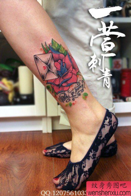 腿部流行唯美的玫瑰花与信封纹身图案