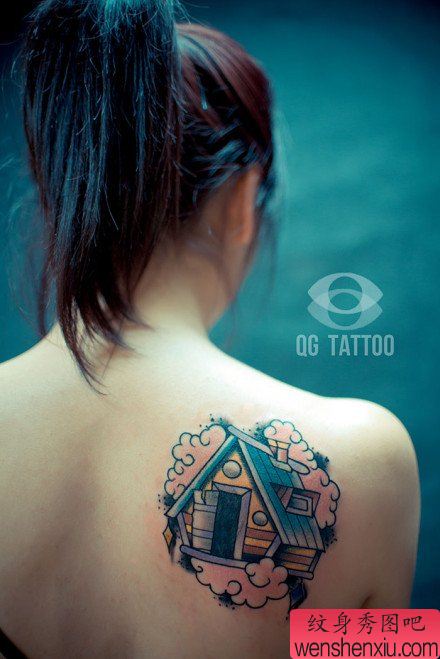 女生肩背好看经典的小木屋纹身图案