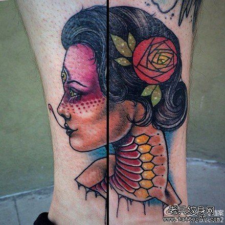 腿部一幅另类很酷的蛇精纹身图案