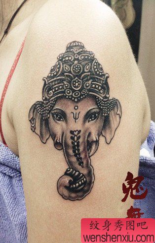 女生手臂一幅唯美流行的黑白象神纹身图案