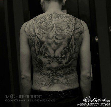 男性后背很酷经典的满背龙纹身图案