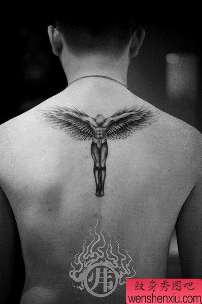 男生后背流行经典的守护天使纹身图案