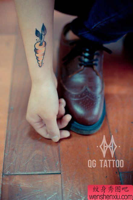 手腕一幅小萝卜纹身图案