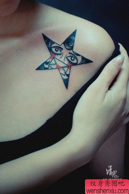 女生肩膀处精美流行的五角星纹身图案