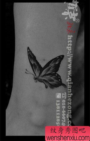 女生腿部小巧唯美的黑白蝴蝶纹身图案