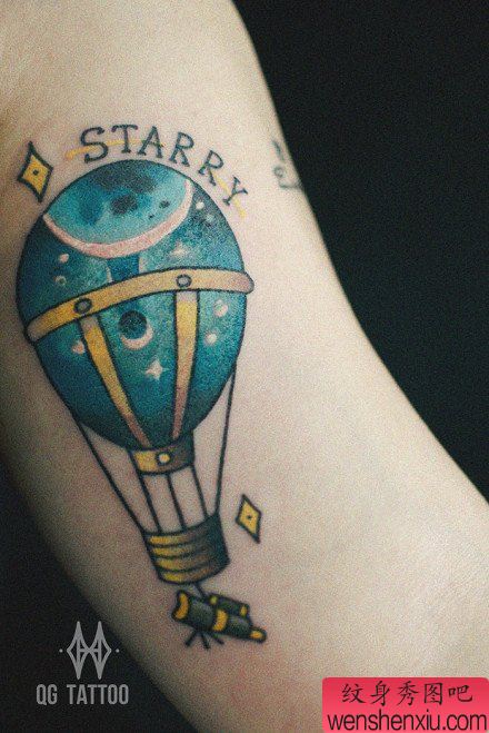 手臂内侧一幅流行流行的热气球纹身图案