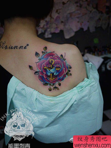 女生肩背漂亮流行的船锚玫瑰花纹身图案