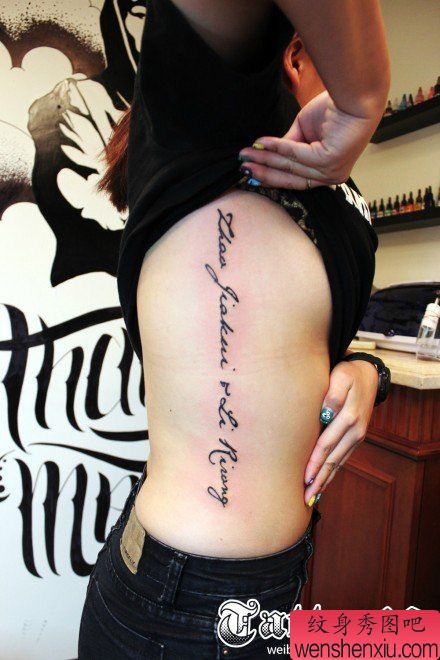 美女侧腰流行流行的花体字母纹身图案