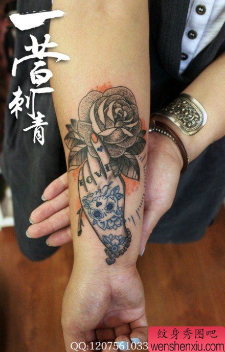 手臂唯美流行的一幅玫瑰花纹身图案