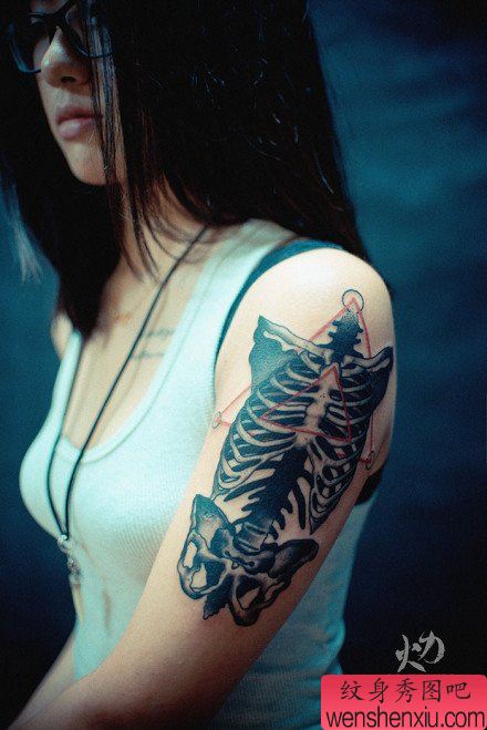 女生手臂流行很帅的骨架纹身图案