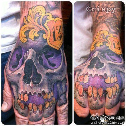 手背流行帅气的彩色骷髅纹身图案