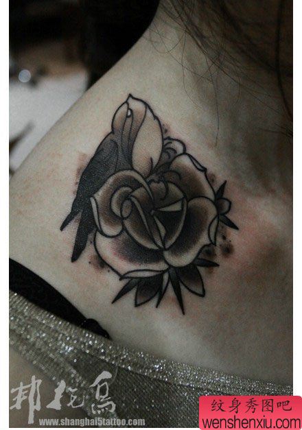 女生锁骨处流行的小鸟玫瑰花纹身图案