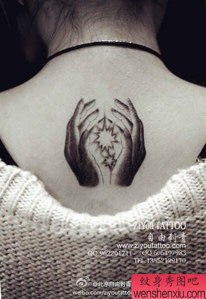 女生后背流行经典的手纹身图案