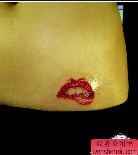 女生腹部一幅精美的红唇纹身图案
