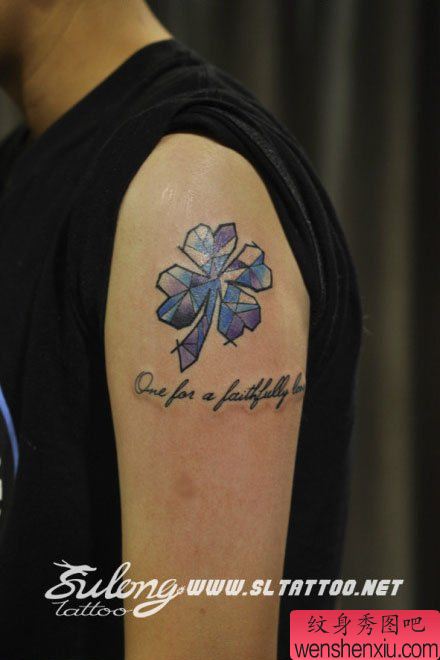 手臂一幅精美漂亮的四叶草纹身图案