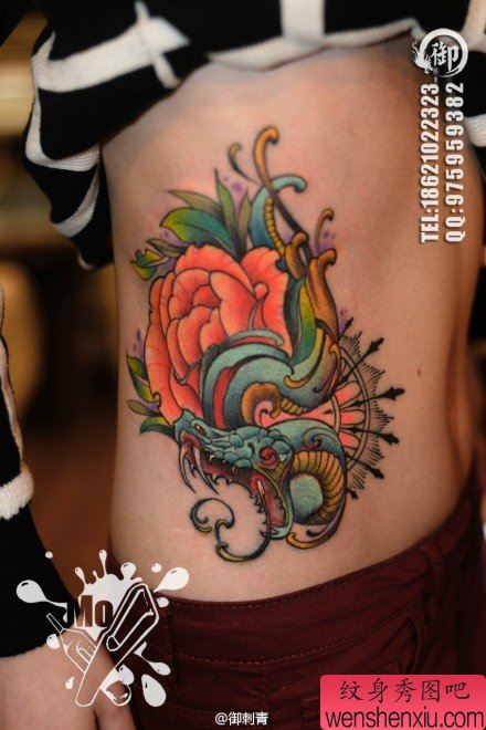 美女腹部精美很帅的蛇与玫瑰纹身图案