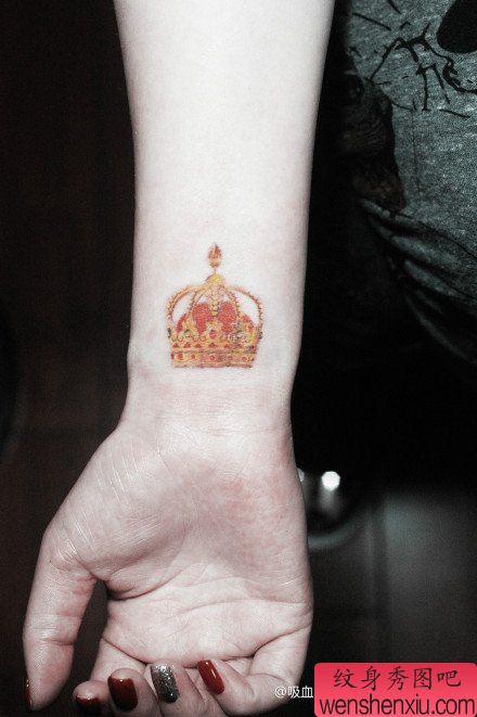 女生手腕小巧精美的皇冠纹身图案