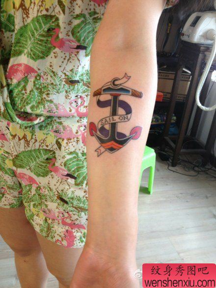女生手臂唯美好看的船锚纹身图案