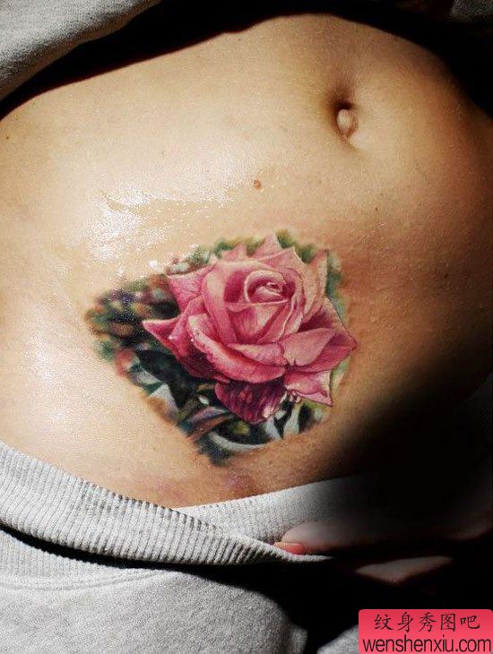 美女腹部精美写实的彩色玫瑰花纹身图案