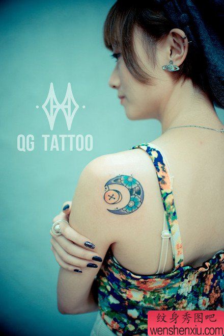美女肩背精美小巧的月亮纹身图案