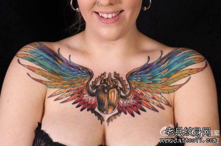 美女前胸超帅流行的甲虫与翅膀纹身图案