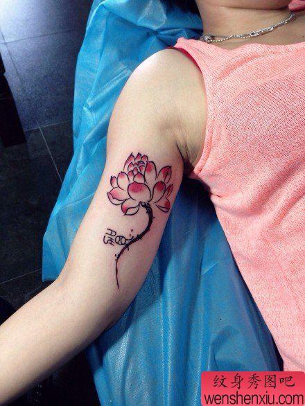 女生手臂内侧唯美流行的莲花纹身图案