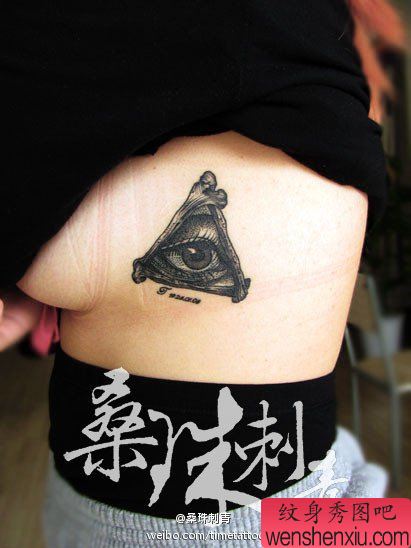 美女侧胸经典流行的上帝之眼纹身图案