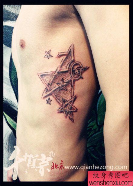 侧胸经典流行的一幅五角星纹身图案