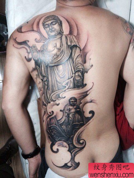 男性后被半背经典的如来佛祖纹身图案