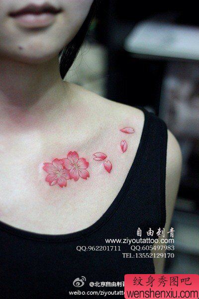 美女锁骨处小巧唯美的花卉纹身图案