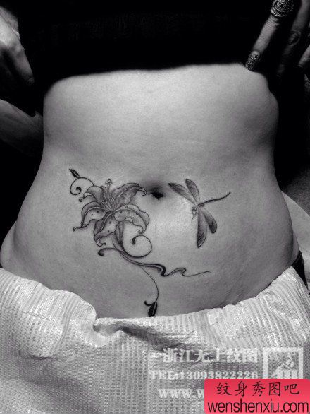 女性腹部流行的黑白百合花与蜻蜓纹身图案