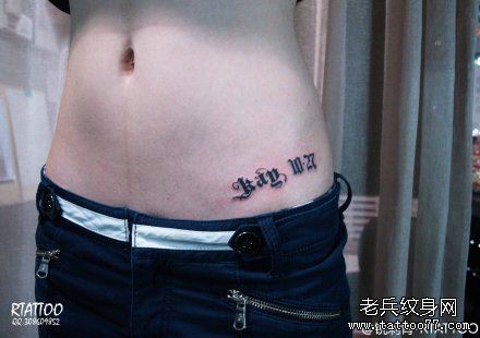 女生腹部流行流行的哥特字母纹身图案
