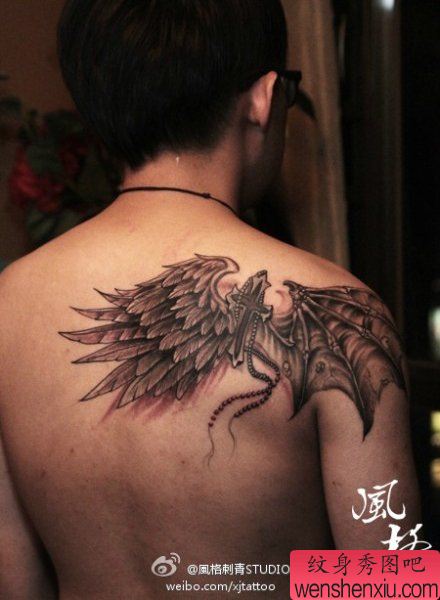男生肩背经典帅气的天使与恶魔翅膀纹身图案