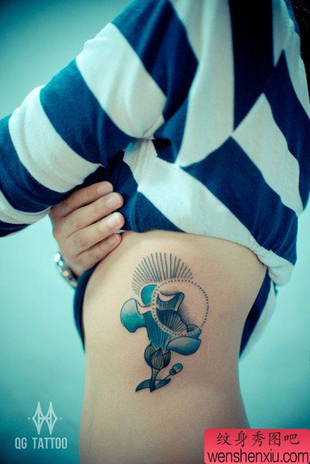 美女肩背好看唯美的花卉纹身图案
