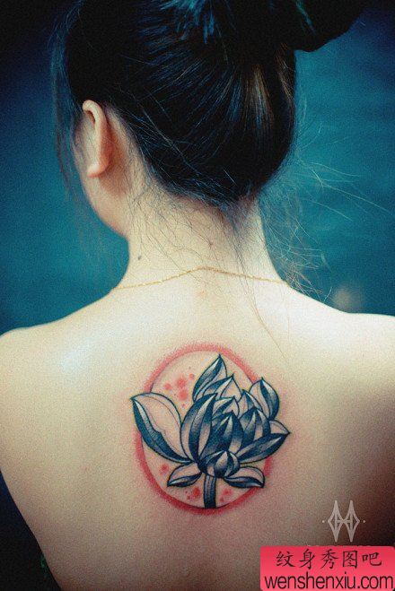 女生后背唯美精美的莲花纹身图案