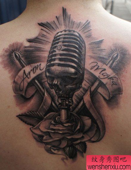 流行超帅的一幅骷髅麦克风纹身图案