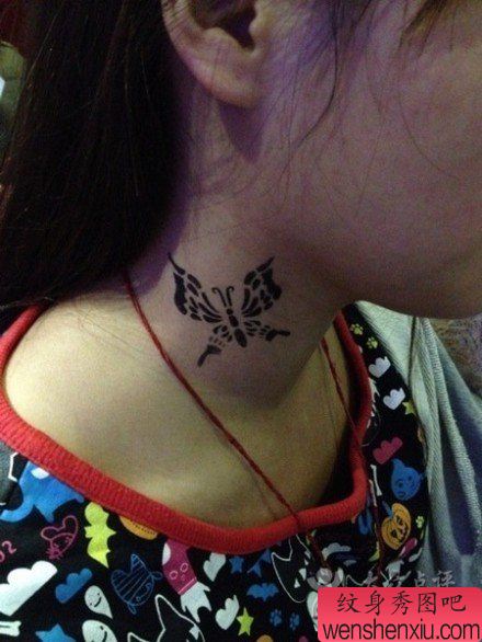 女生脖子处经典流行的图腾蝴蝶纹身图案