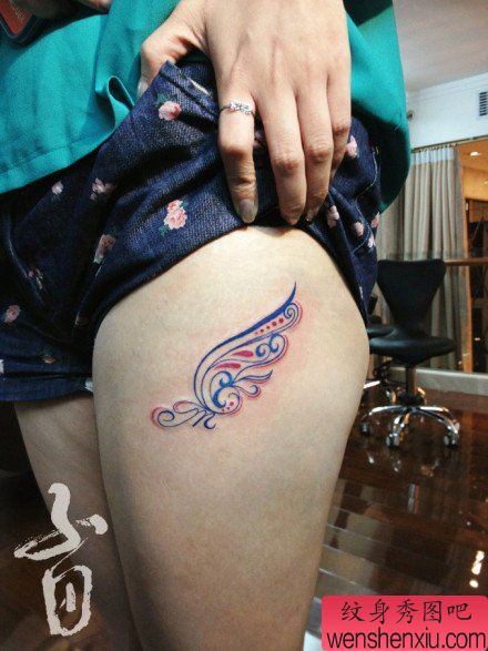 女生腿部流行精美的图腾翅膀纹身图案