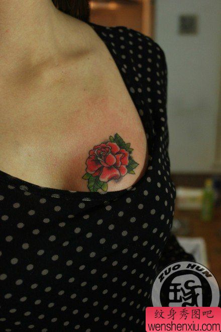 美女胸部唯美好看的玫瑰花纹身图案