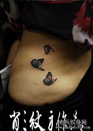 美女腰部小巧精美的蝴蝶纹身图案