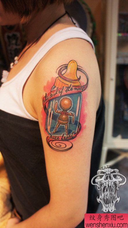 女生手臂经典流行的木偶人与奶瓶纹身图案