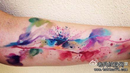 流行漂亮的手臂彩色喷墨纹身图案