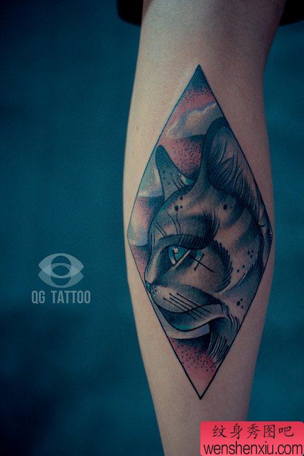 流行经典的腿部猫咪纹身图案