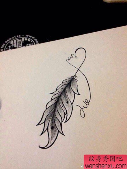 唯美小巧的一幅黑白羽毛纹身手稿