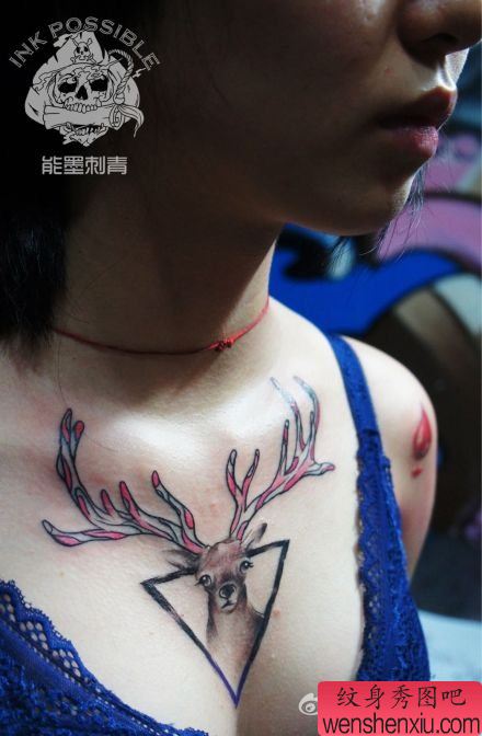 美女胸前经典流行的小鹿纹身图案